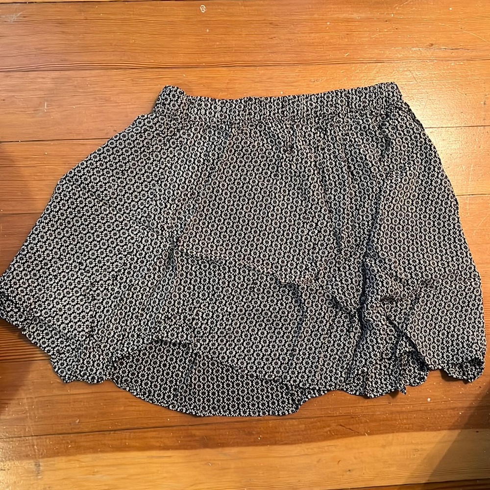Brandy Melville black and white pattern skirt floral flower